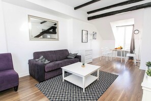 Smart TV, offices - Le Marais - 1BR by Pompidou (Paris)