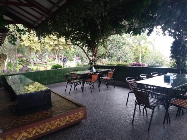 Outdoor dining - Villa Tjokro (Cisarua)