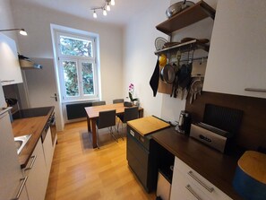 Full-sized fridge, microwave, oven, stovetop