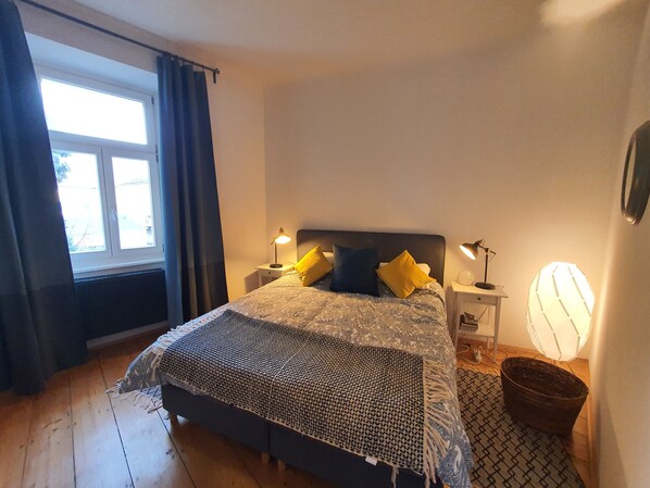 Superior-Apartment, 2 Schlafzimmer | Schreibtisch, laptopgeeigneter Arbeitsplatz, Bügeleisen/Bügelbrett