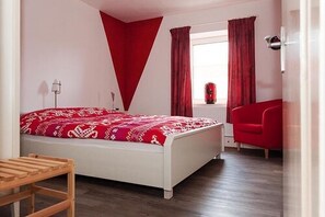 Habitación doble | Decoración personalizada, muebles diferentes y escritorio 