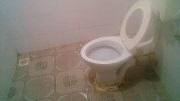 Shower, rainfall showerhead, free toiletries, towels