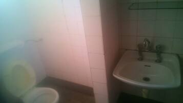 Shower, rainfall showerhead, free toiletries, towels