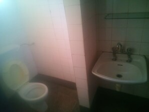 Een douche, een regendouche, gratis toiletartikelen, handdoeken