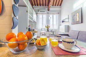 Una televisión de pantalla plana