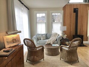 Smart-tv, böcker och en stereo