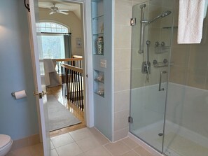 Combined shower/bathtub, hair dryer, bidet, towels - Twin Ponds Waterfront Guest house (Boothbay)