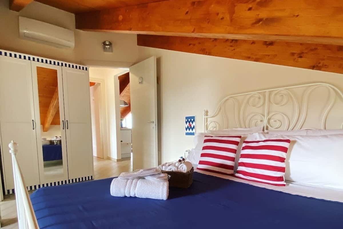 2 habitaciones, tabla de planchar con plancha y ropa de cama