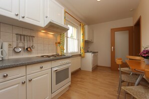 KĂŒhlschrank, Ofen, GeschirrspĂŒler, Hochstuhl