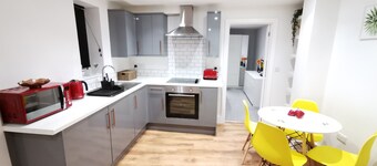 5 sleeps with kids play area and travel cot