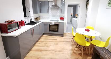 Brandneue Wohnung mit Medienraum und Kinderspielbereich