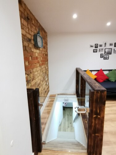 Brandneue Wohnung mit Medienraum und Kinderspielbereich