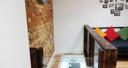 Brandneue Wohnung mit Medienraum und Kinderspielbereich