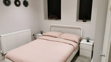 1 dormitorio, tabla de planchar con plancha, wifi y ropa de cama