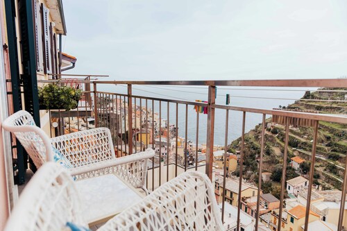 Casa 67 Seaview Studio with Terrace & Jacuzzi in Manarola