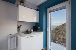 Réfrigérateur, plaque de cuisson, lave-vaisselle, cafetière/bouilloire