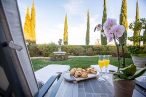 Outdoor dining - Vineyard English Garden (Paso Robles)