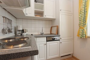 Kühlschrank, Ofen, Geschirrspüler, Hochstuhl