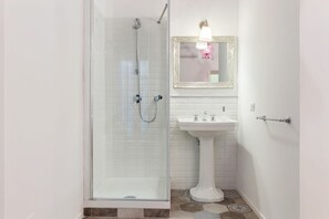 Shower, hair dryer, bidet, towels - GuestHost - OUI TREE Lovely Apartment (Napoli)