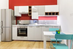 Oven, stovetop, electric kettle, cookware/dishes/utensils
