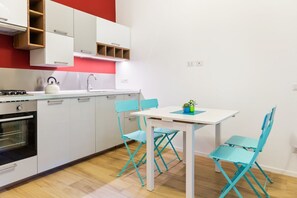 Oven, stovetop, electric kettle, cookware/dishes/utensils - GuestHost - OUI TREE Lovely Apartment (Napoli)