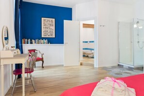 1 slaapkamer, een strijkplank/strijkijzer, internet, beddengoed