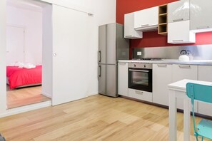 Oven, stovetop, electric kettle, cookware/dishes/utensils - GuestHost - OUI TREE Lovely Apartment (Napoli)