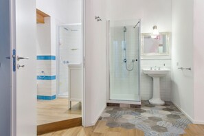 Douche, sèche-cheveux, bidet, serviettes fournies