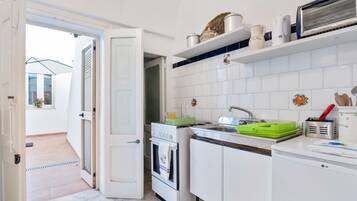 Frigorifero, microonde, forno, piano cottura