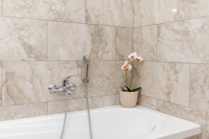 Douche, sèche-cheveux, bidet, serviettes fournies