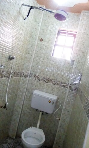 單人房 | 浴室 | 淋浴設備、淋浴花灑、免費盥洗用品、毛巾