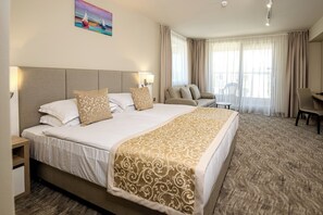 Doppia familiare | Minibar, una cassaforte in camera, una scrivania, tende oscuranti