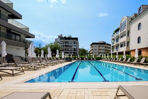 Una piscina al aire libre de temporada