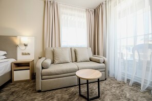 Doppia familiare | Minibar, una cassaforte in camera, una scrivania, tende oscuranti