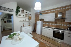 Fridge, oven, stovetop, coffee/tea maker