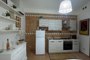 Refrigerador, horno, placa de cocina, cafetera/tetera