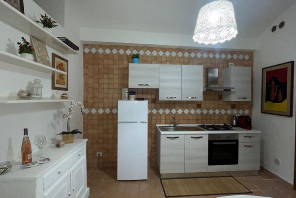 Geladeira, fogão, cooktop, cafeteira/chaleira