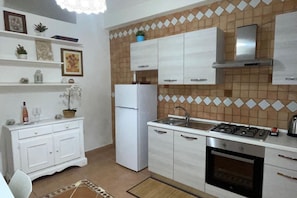 Fridge, oven, stovetop, coffee/tea maker