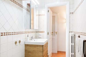 Regadera, secadora de cabello, bidet