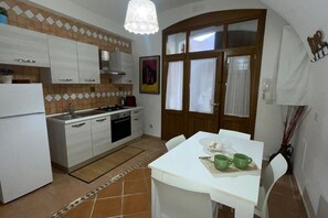 Fridge, oven, stovetop, coffee/tea maker