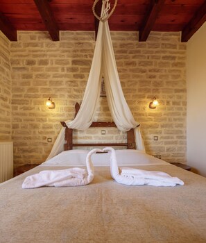 4 bedrooms, iron/ironing board, WiFi, bed sheets