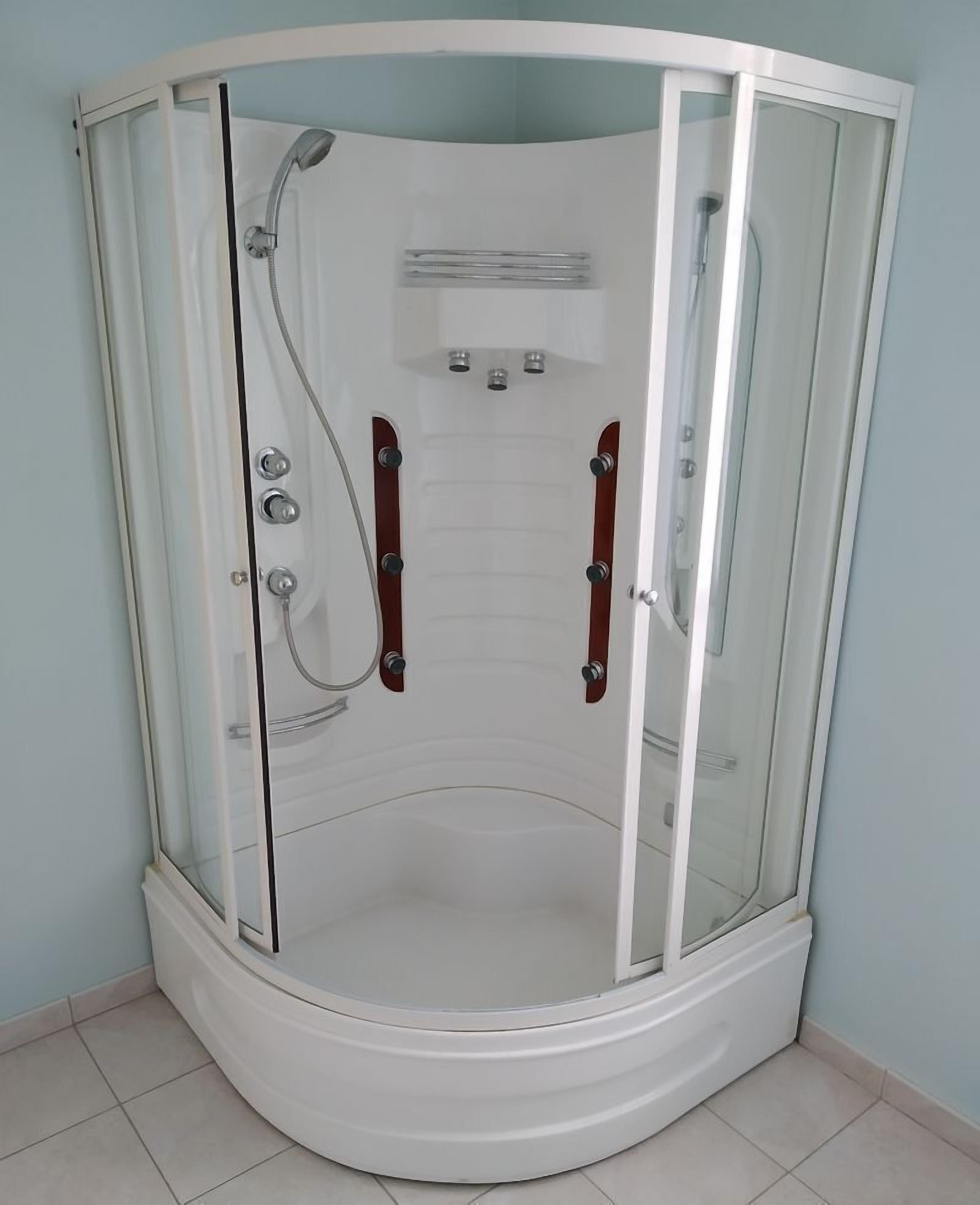 Eenvoudige kamer (Chambre bleue) | Badkamer | Een douche, een regendouche, handdoeken, toiletpapier