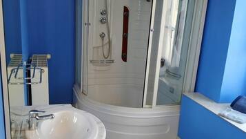 Basic Room (Chambre Verte) | Bathroom | Shower, rainfall showerhead, towels, toilet paper