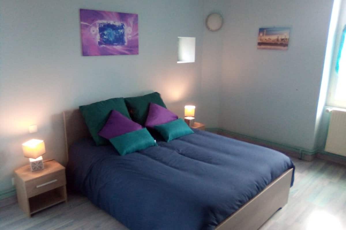 Basic Room (Chambre bleue) | Busa memori, cadar katil
