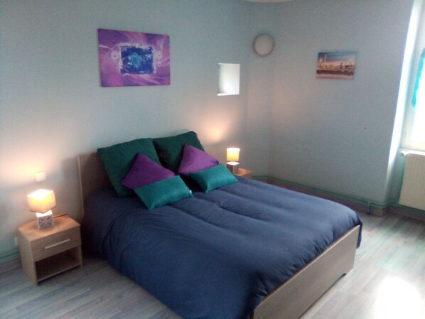 أسرّة بإسفنج يتكيف مع شكل الجسم وملاءات أسرّة