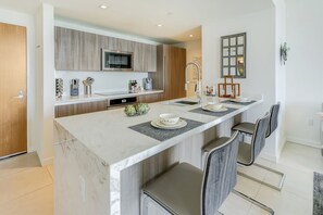 Kühlschrank, Mikrowelle, Herdplatte, Geschirrspüler