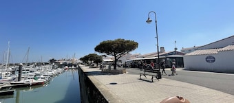 Helles Studio mit Mezzanine - Meerblick, 4 Schlafplätze, 250m vom Strand, nahe Hafen und Geschäften