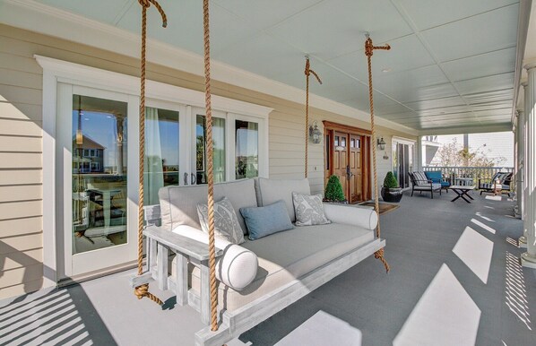 Terrace/patio - 3001 Palm Boulevard by AvantStay | Across From Beach & Ocean Views! (Isle of Palms)