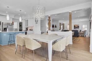 Dining - 3001 Palm Boulevard by AvantStay | Across From Beach & Ocean Views! (Isle of Palms)