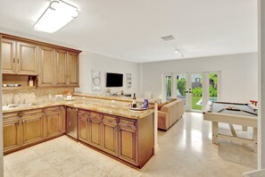 Fridge, microwave, oven, stovetop - Toro: Private Pool, Pool Table, & Near Beach (Miami)